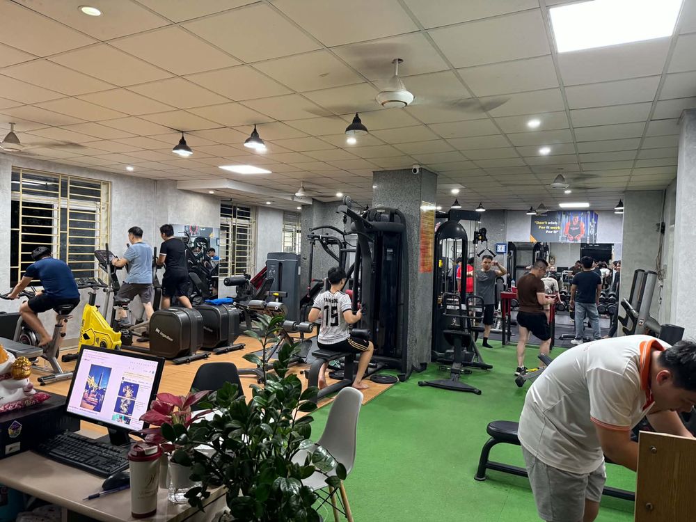 Phòng tập LV Fitness ở Cầu Giấy (Hà Nội) vào buổi tối. Ảnh: NVCC