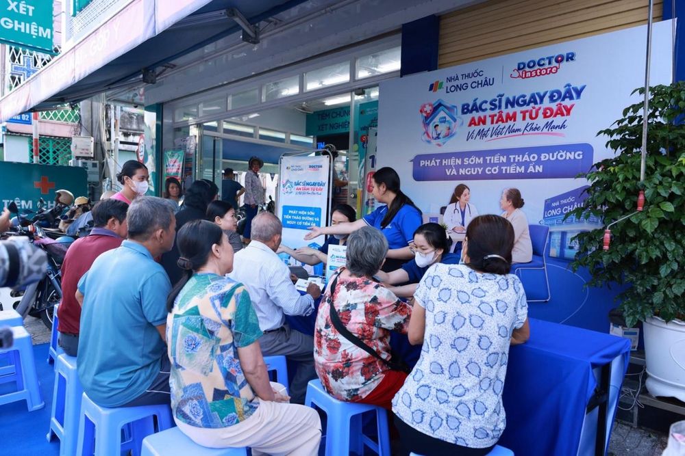 Người dân tham gia chương trình tư vấn, tầm soát sức khỏe