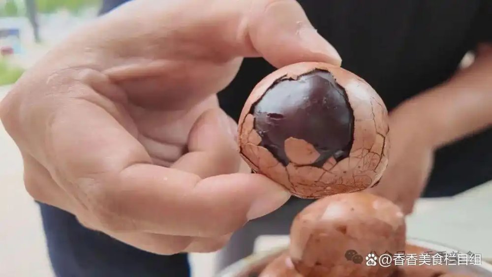 Lòng trắng ngấm màu nâu sẫm sau nhiều giờ kho. Ảnh: Hương Hương mỹ thực