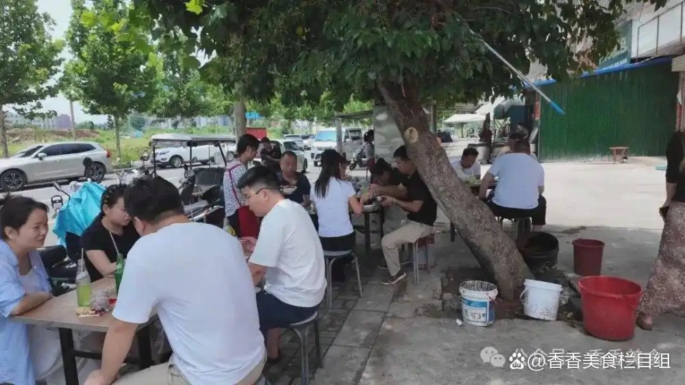 Thực khách ngồi kín bàn ngoài trời tại tiệm Trứng kho Gia Cát, ảnh chụp tháng 7/2026. Ảnh: Hương Hương mỹ thực