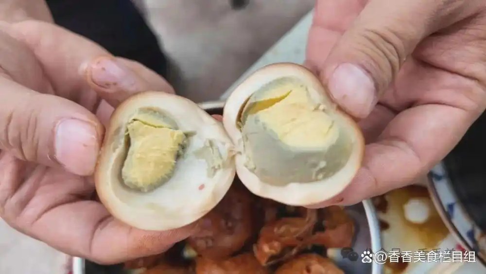 Theo mô tả của thực khách, lòng trắng dai, lòng đỏ bùi, vị mặn vừa phải. Ảnh: Hương Hương mỹ thực