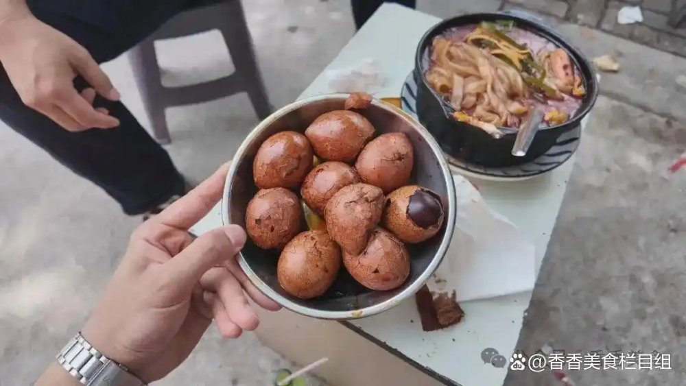 Một suất trứng kho ăn kèm bát bún tại tiệm. Ảnh: Hương Hương mỹ thực