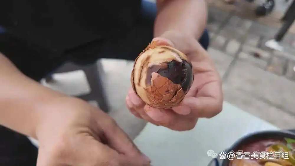 Mỗi quả trứng có giá 1,5 tệ (khoảng 5.500 đồng). Ảnh: Hương Hương mỹ thực