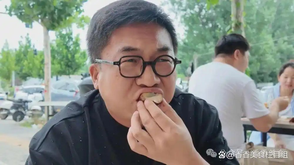 Một food blogger ăn thử trứng kho tại tiệm hồi tháng 7/2026. Ảnh: Hương Hương mỹ thực