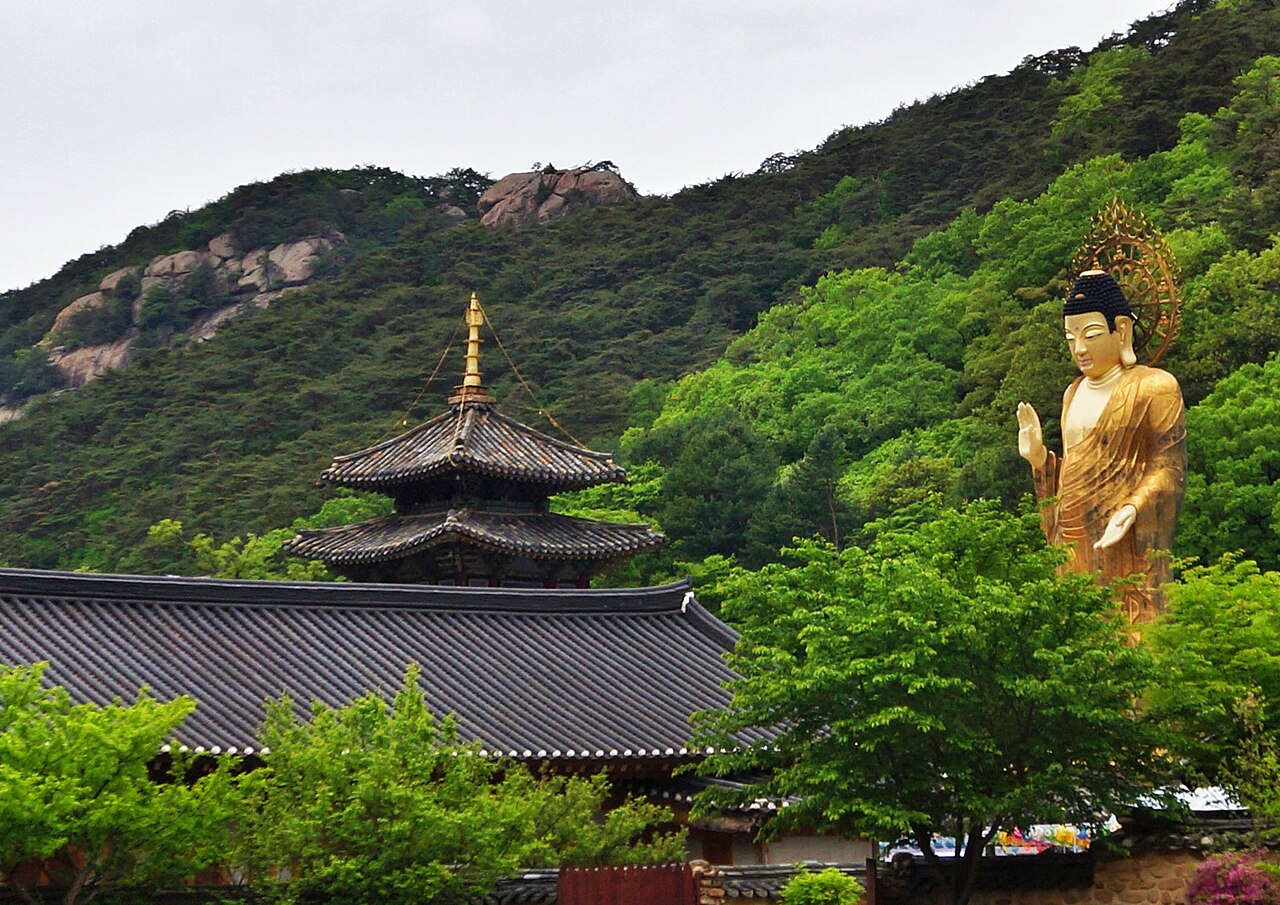 Chùa Beopju trên núi Songni, một trong những ngôi chùa có chương trình templestay ở Hàn Quốc. Ảnh: MeganYoungmee / Wikimedia Commons