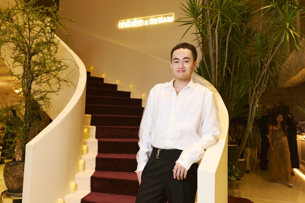 Tina Thảo Thi lịch lãm trong sơ mi lụa trắng đóng thùng cùng quần âu đen. Ảnh: BTC