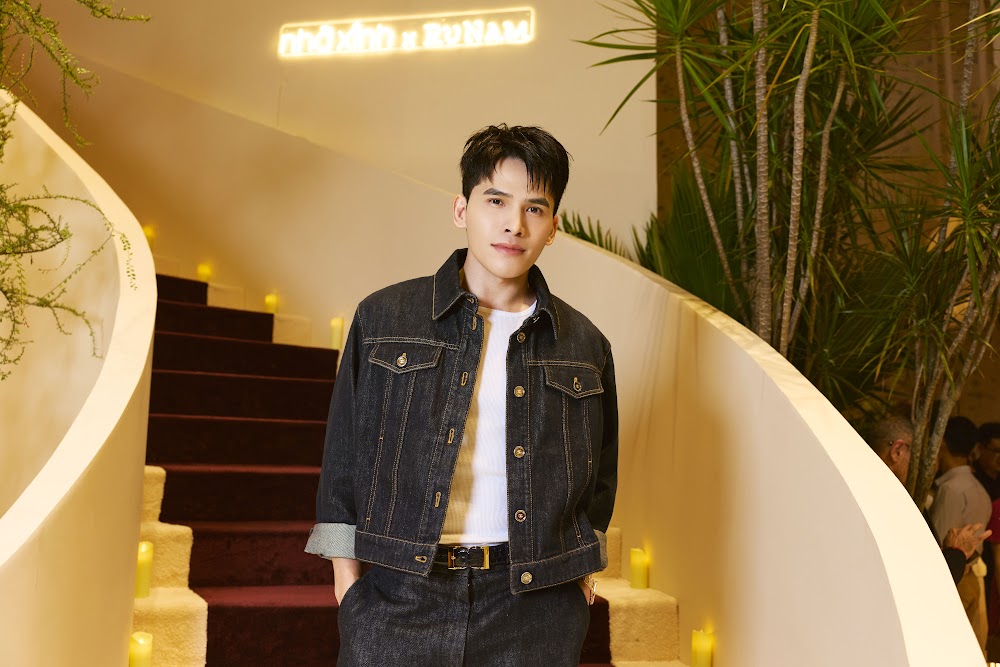 Quốc Thiên lịch lãm trước chiếc cầu thang xoắn thắp nến, nơi diễn ra phần trình diễn chính của buổi tối. Ảnh: BTC