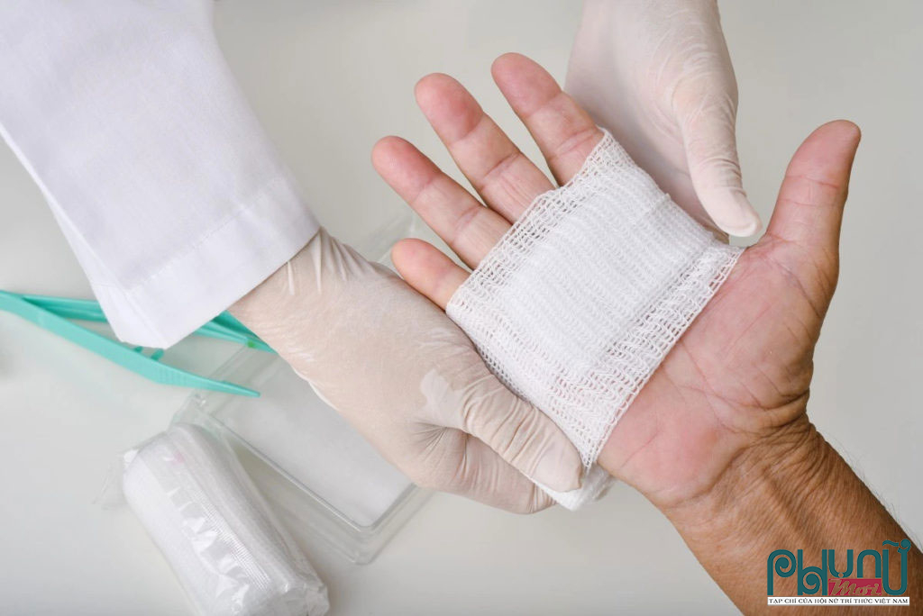 Dịch vụ chăm sóc và rửa vết thương tại nhà của Phòng Khám Gia Đình Việt Úc