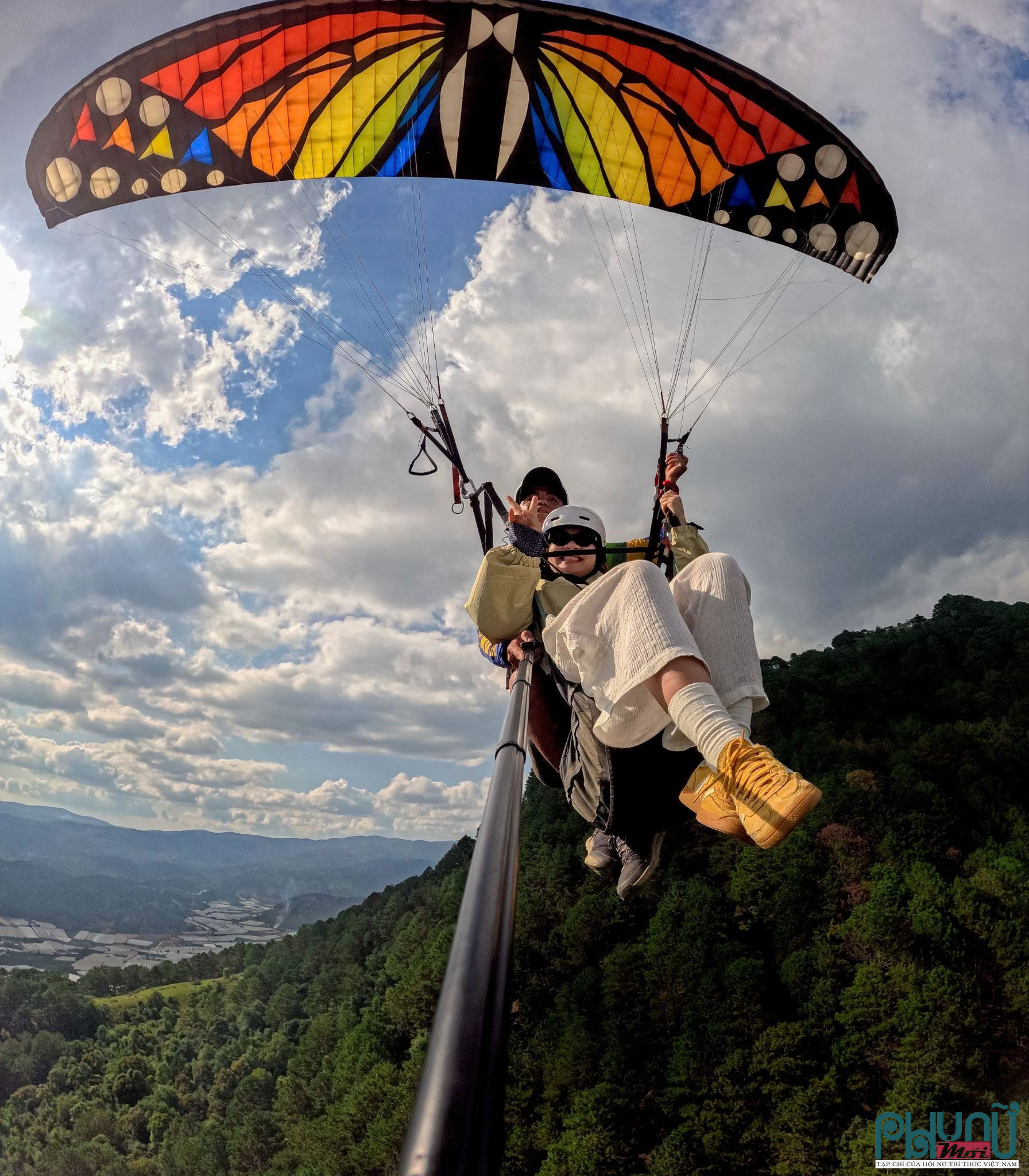 Ảnh: Du khách bay dù lượn Đà Lạt (Nguồn: Fly Dalat)