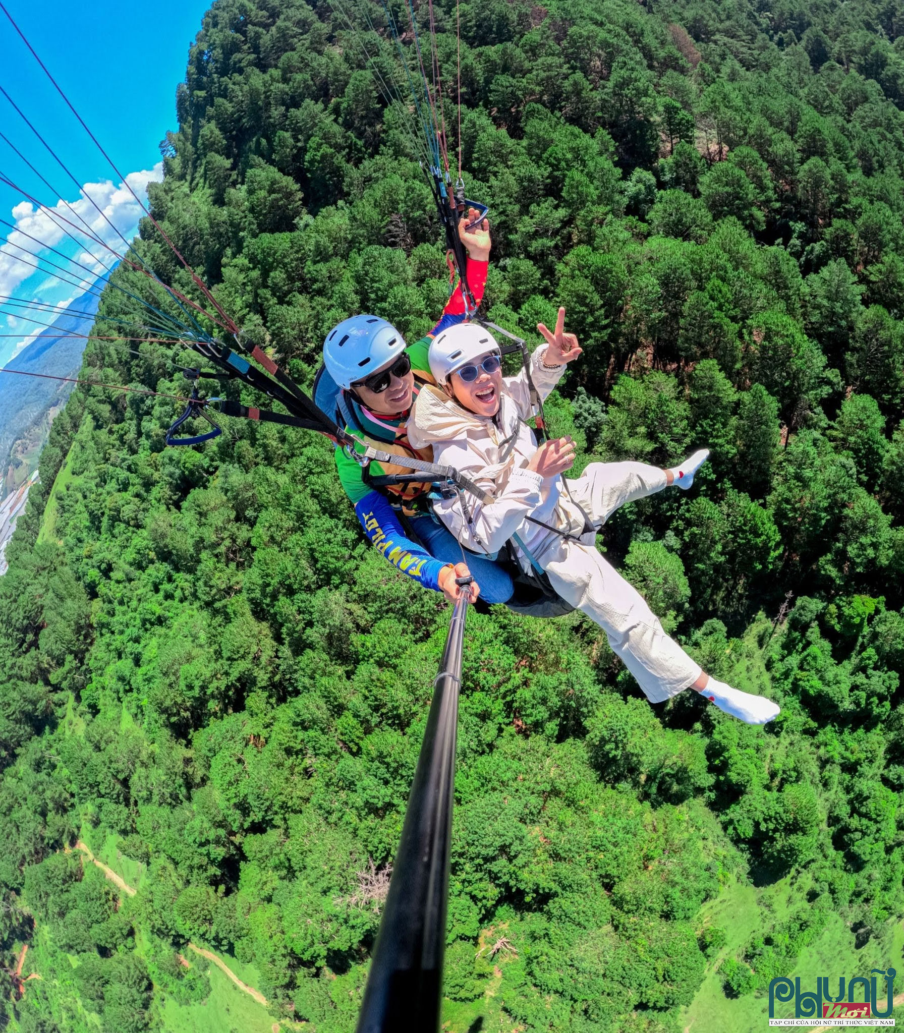 Ảnh: Du khách bay dù lượn Đà Lạt (Nguồn: Fly Dalat)