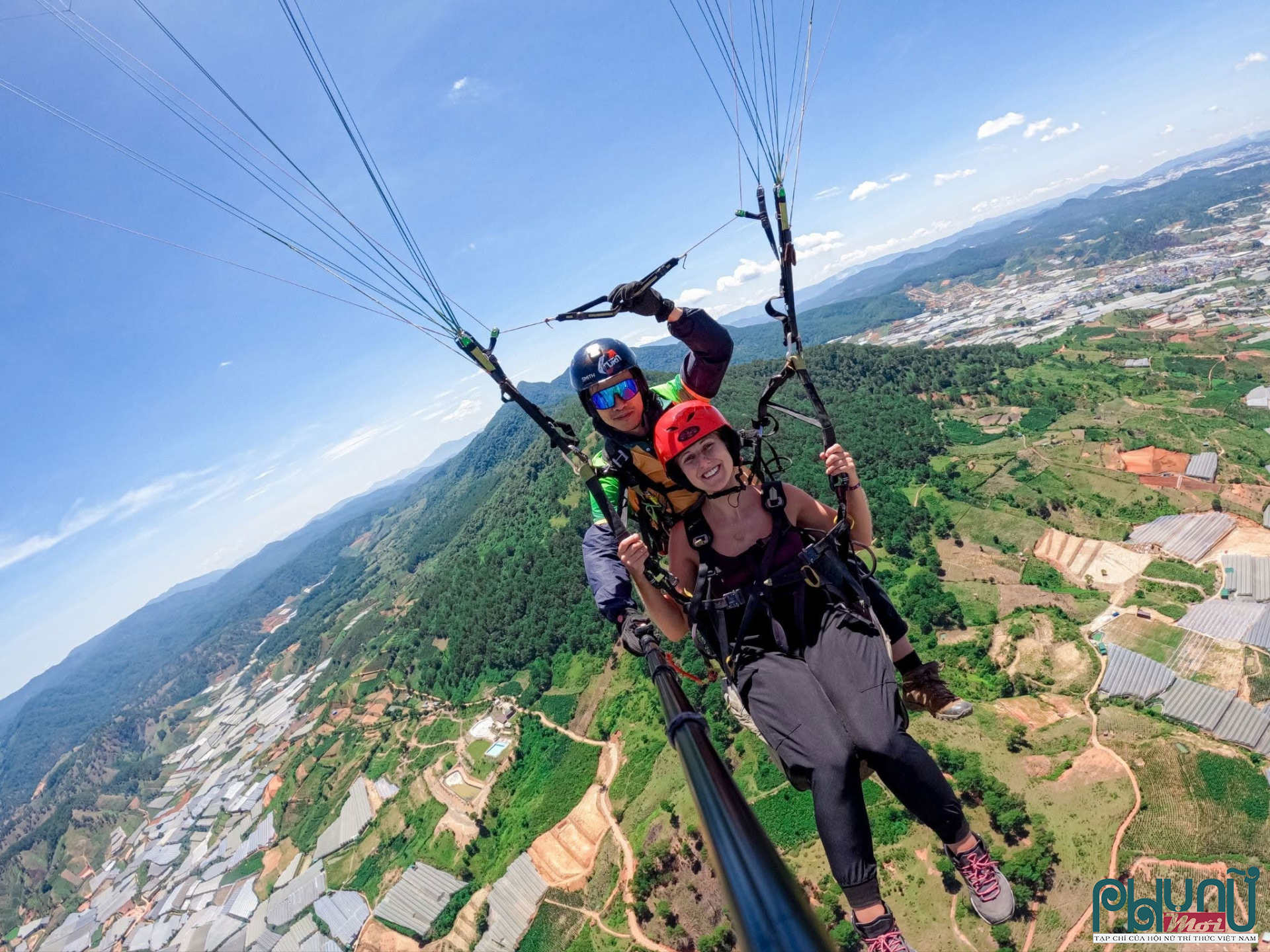 Ảnh: Du khách trải nghiệm dù lượn đôi, ngắm toàn cảnh Đà Lạt từ trên cao (Nguồn: Fly Dalat)