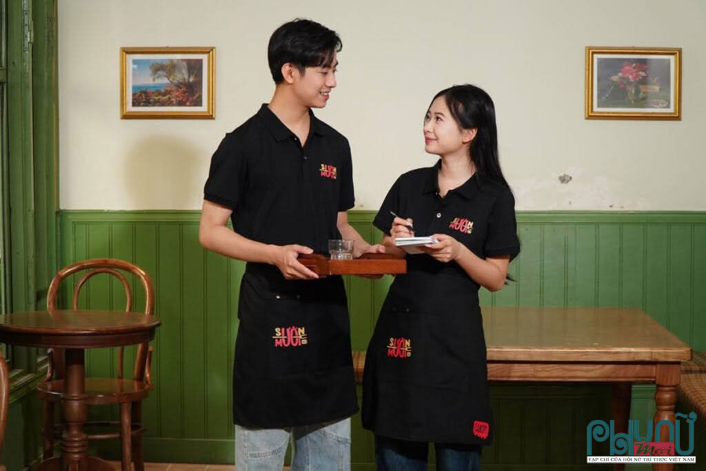 Không nên đặt may đồng phục với số lượng lớn khi mới mở quán cafe