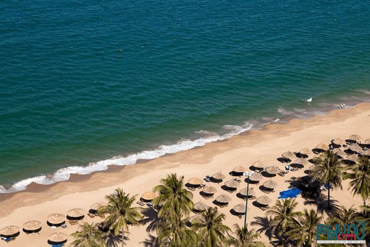 Nha Trang thu hút du khách với biển xanh và cát trắng - Nguồn: shutterstock