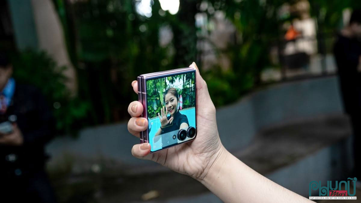 Tính năng Cover Screen Mirror biến Z Flip 8 thành chiếc gương mini