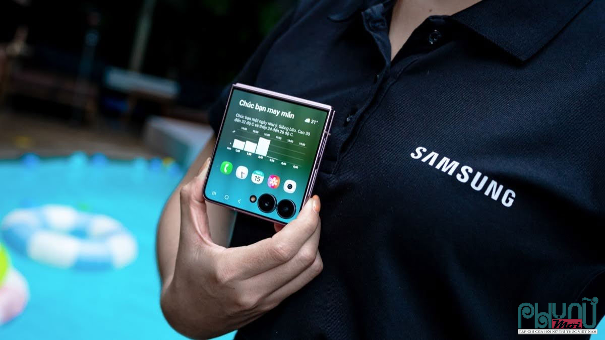 Thiết kế linh hoạt giúp Samsung Z Flip 8 trở thành phụ kiện đa năng