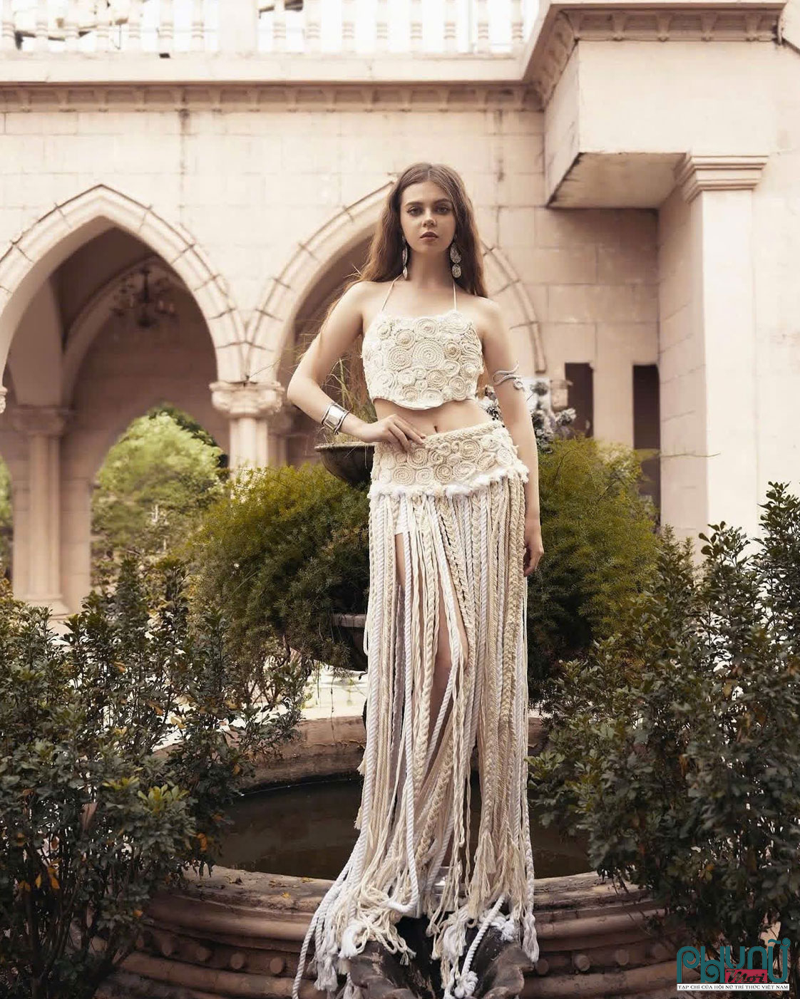 Châu Đông Vũ đã lựa chọn thiết kế MELTA SKIRT thuộc bộ sưu tập Xuân - Hè 2025