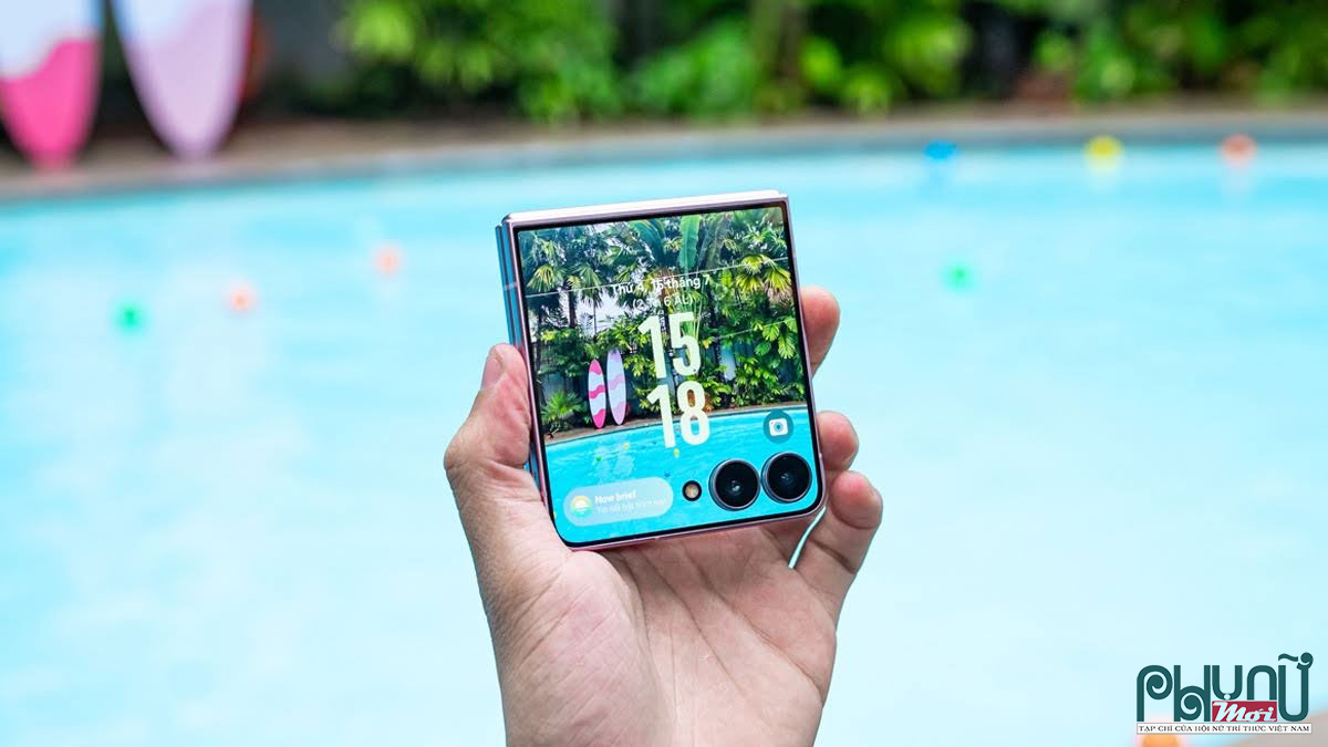 Z Flip 8 ghi điểm với sự nhỏ gọn, tiện lợi