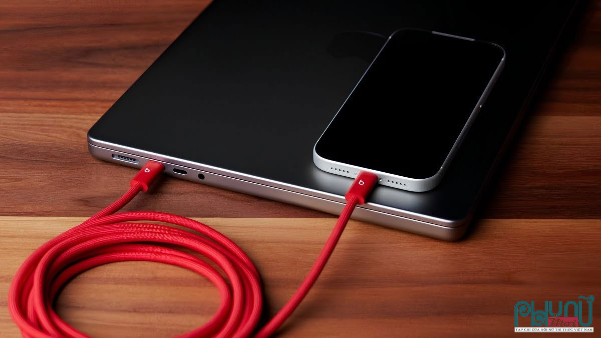 iPhone kết nối với bộ nguồn MacBook công suất cao