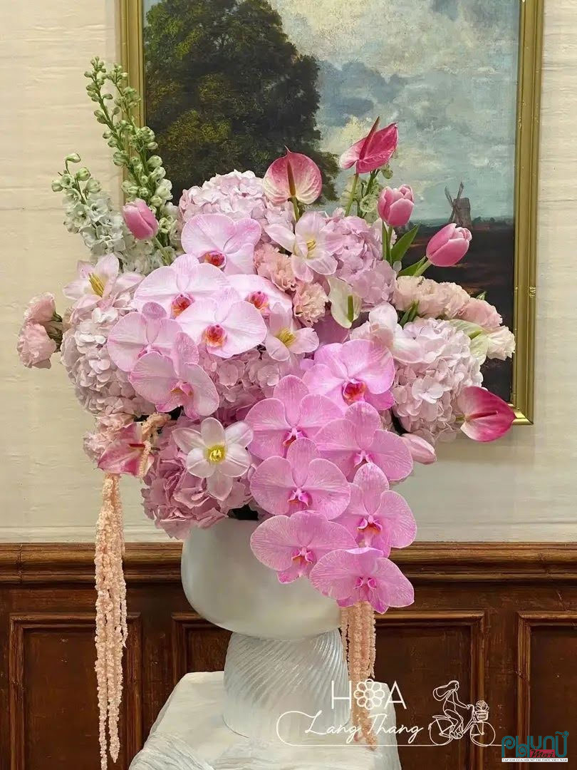 Bình hoa tulip Hà Lan mix cẩm tú cầu hồng – Hoa Lang Thang