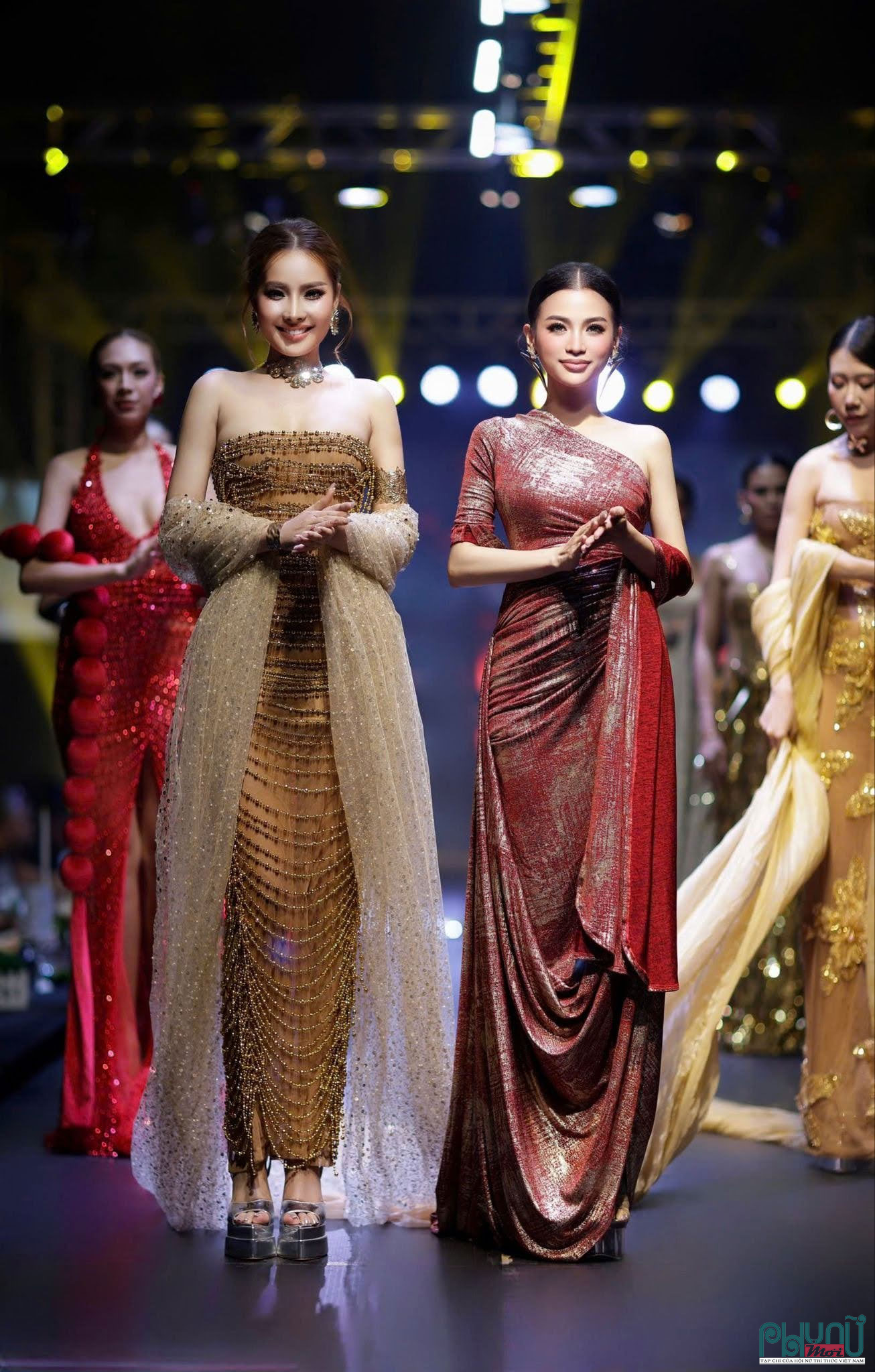 Những nếp rủ và chi tiết đính kết tạo nên các sắc thái khác nhau của vẻ đẹp nữ tính.