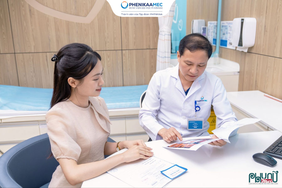 TS. BS Bùi Chí Nam đọc kết quả nội soi và tư vấn cho người bệnh