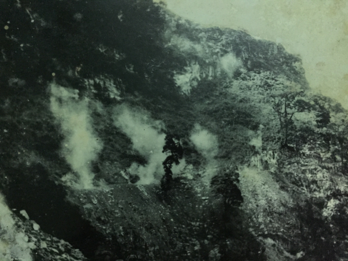 Hình ảnh nổ mìn phá đá qua đèo Mã Pì Lèng (ảnh: Vũ Đắc Điểm, tư liệu của con trai ông Điểm)