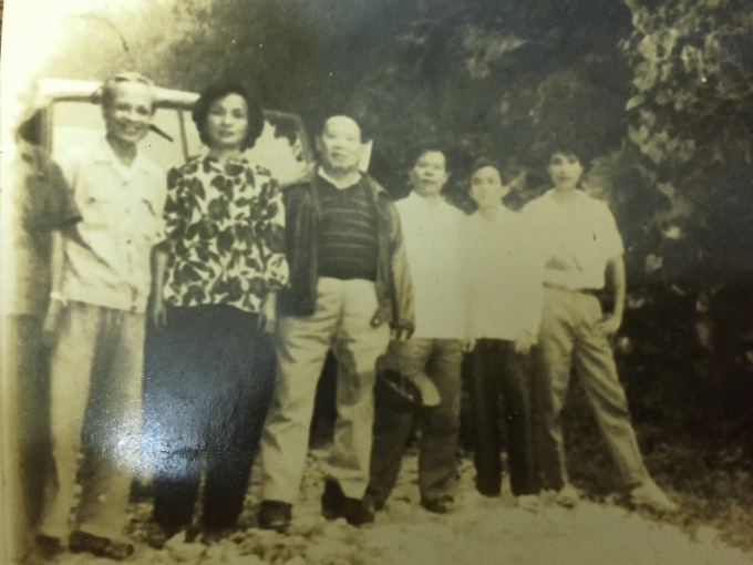 ÔNg Phạm Đình Dy (ngoài cùng bên trái) đưa đoàn văn nghệ sĩ thực tế ở đường Hạnh Phúc năm 1979 (nhà thơ Huy Cận đứng giữa)