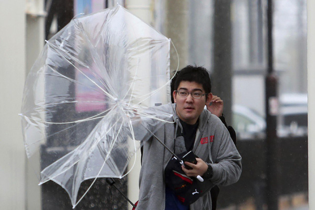 Người dân Nhật Bản lo lắng ứng phó với bão Hagibis (Ảnh: AP)