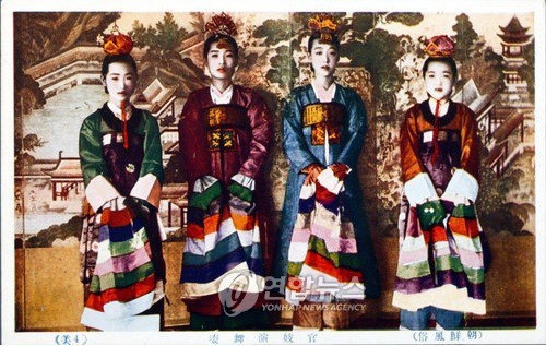 Các Gisaeng nổi tiếng Seoul đầu thế kỷ 20 (Lee Nan Hyang thứ 2 từ phải sang)