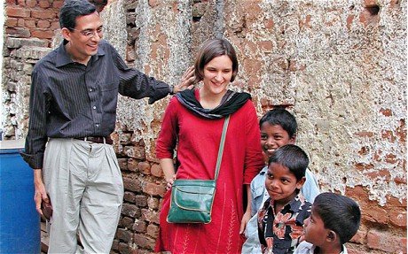 Esther Duflo cùng Abhijit Banerjee trong một dự án ở Hyderabad (Ấn Độ) năm 2007 (Ảnh: BBC)