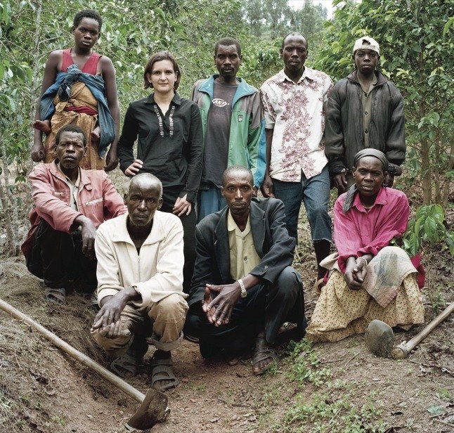 Esthe Duflo cùng nông dân trồng cà phê ở Rwanda - một nước ở trung Phi (Ảnh: The NewYorker)