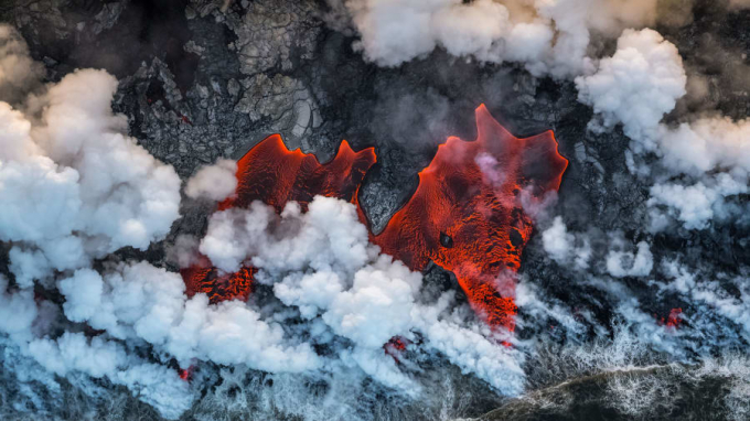  Giải Môi trường trái đất: Một bức ảnh chụp từ trên không của Luis Vilariño Lopez. Dung nham từ núi lửa Klayea – một ngọn núi lửa ở Hawaii, chảy ra Thái Bình Dương.  