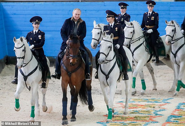 Ông Putin cưỡi ngựa diễu hành cùng các nữ cảnh sát nhân ngày 8/3