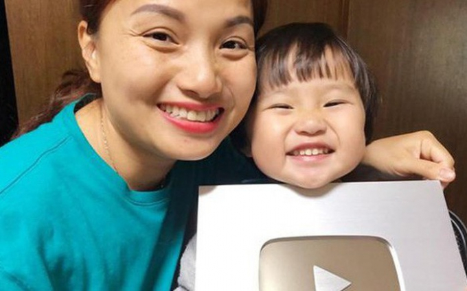 Quỳnh Trần và bé Sa nhận nút vàng Youtube