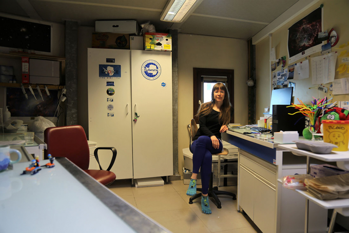 Nadja Albertsen trong một bức ảnh tự chụp, tại phòng thí nghiệm của ESA nơi cô lấy các mẫu từ các thành viên trong đội để thực hiện các nghiên cứu/ Ảnh: Albertsen