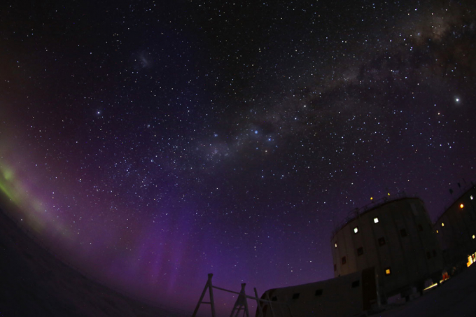 Dải Ngân Hà và cực quang trên đỉnh trạm Concordia vào một ngày cuối tháng 8/ Ảnh: Albertsen