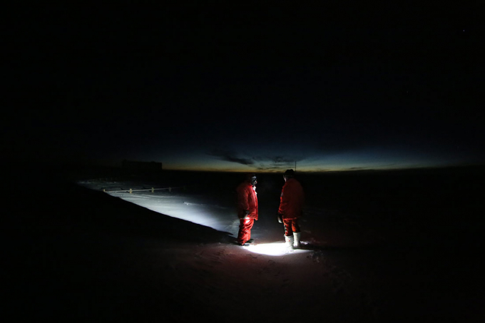 Hai thành viên đội mùa đông ở bên ngoài trạm, trong cái lạnh lên tới -80 độ C của mùa đông Nam Cực/ Ảnh: Albertsen