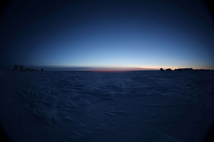 Ánh sáng đang dần nhú lên ở Concordia vào một ngày cuối tháng 7/ Ảnh: Albertsen