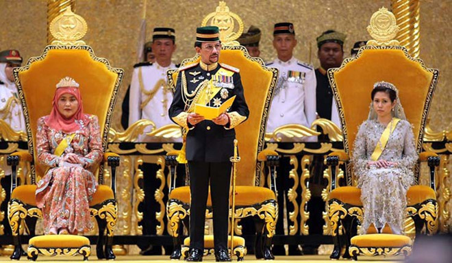 Quốc vương Brunei Hassanal Bolkiah đứng thứ hai trong danh sách đế vương giàu có nhất thế giới với khối tài sản 28 tỷ USD. Phần lớn tài sản của hoàng tộc Brunei đến từ ngành công nghiệp dầu khí nước này. Quốc vương Hassanal Bolkiah sống trong cung điện lớn nhất thế giới, trí giá hơn 350 triệu USD. Nhiều nguồn tin khẳng định ông sở hữu hơn 600 chiếc Rolls-Royces. Ảnh: CBS.