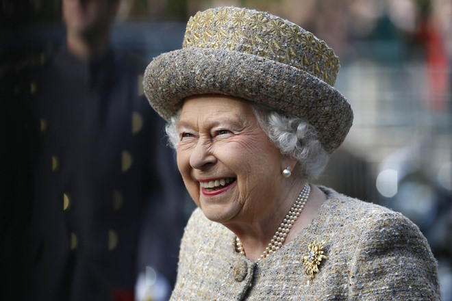 Nữ hoàng Anh Elizabeth II sở hữu khối tài sản 520 triệu USD, phần lớn đến từ đất đai, các bộ sưu tập nữ trang quý giá và một số tài sản khác. Như vậy, Vua Thái Lan giàu hơn Nữ hoàng Anh khoảng 82 lần. Theo luật pháp Anh, bà không phải đóng thuế tài sản. Tuy nhiên nữ hoàng đã đóng thuế từ năm 1992. Ảnh: Newsweek. 