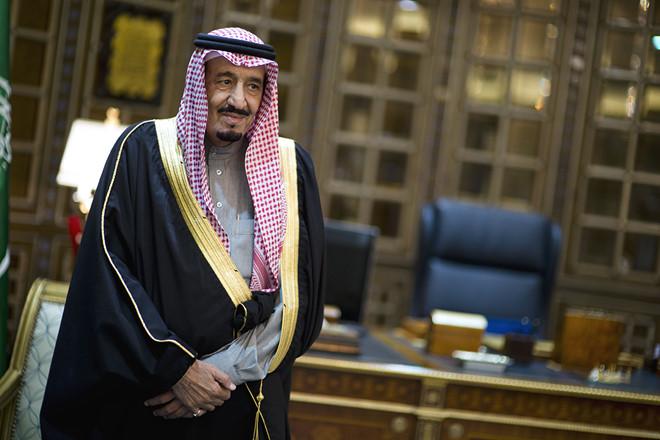 Vua Saudi Arabia Salman bin Abdul Aziz al-Saud trị vì quốc gia Trung Đông từ tháng 1/2015, sở hữu tài sản khoảng 17 tỷ USD. Saudi Arabia là quốc gia sản xuất dầu mỏ lớn nhất thế giới. Nhờ sở hữu khối tài nguyên khổng lồ này, Hoàng tộc Saudi là hoàng tộc giàu nhất thế giới với tổng tài sản 1.400 tỷ USD. Ảnh: The Atlantic.