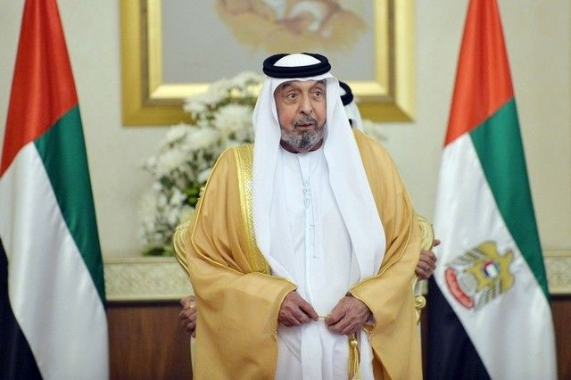 Tiểu vương Abu Dhabi Sheikh Khalifa bin Zayed al-Nahyan hiện giữ chức tổng thống UAE. Ông điều hành Abu Dhabi Investment Authority, quỹ quản lý tài sản lớn thứ hai thế giới, đang quản lý khoảng 773 tỷ USD. Tài sản cá nhân của ông vào khoảng 15 tỷ USD. Ảnh: Pinterest.