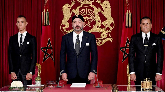 Quốc vương Morocco Mohammed VI sở hữu 2,1 tỷ USD. Gia đình ông sở hữu Công ty Đầu tư Quốc gia Morocco. Năm 2005, báo chí đưa tin Hoàng tộc Morocco tiêu tốn tới 144,6 triệu bảng tiền thuế của dân mỗi năm. Ảnh: Wall Street International Magazine.