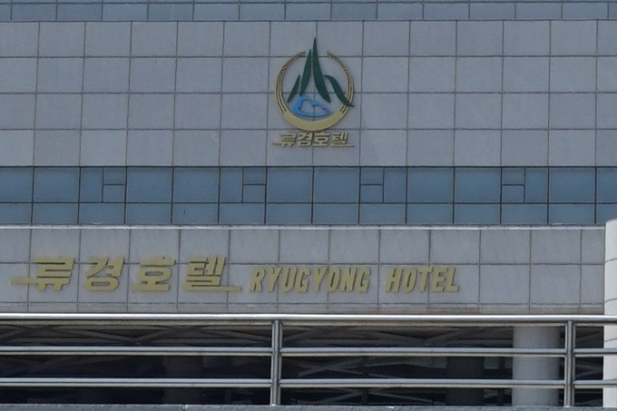 Tấm biển Ryugyong Hotel mới được gắn năm 2018/ Ảnh: Alek Sigley