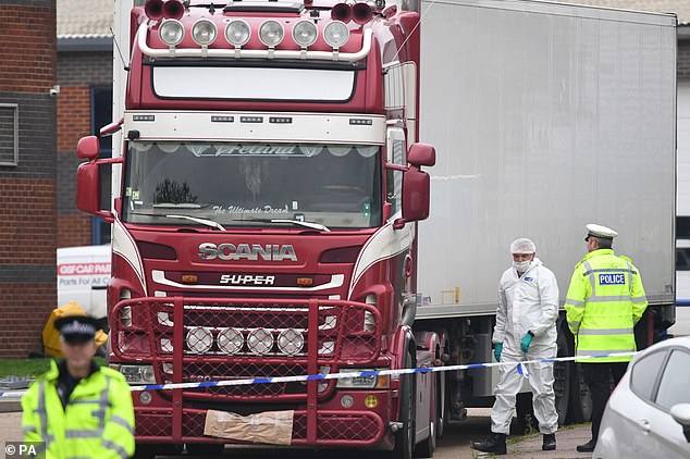 Cảnh sát phát hiện 39 người chết trong thùng đông lạnh của một xe tải ở công viên Waterglade Industrial (Essex, Anh) ngày 23/10