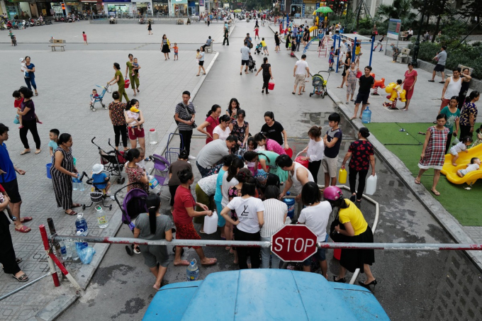 Nước bị ô nhiễm, người dân Hà Nội xếp hàng chờ nước sạch (ảnh: VnExpress)