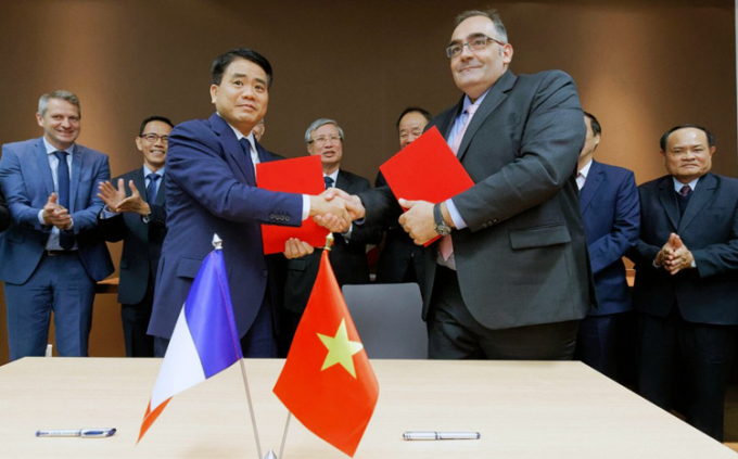 Chủ tịch UBND TP Hà Nội Nguyễn Đức Chung ký biên bản ghi nhớ với đối tác Alstom. Ảnh MRB.