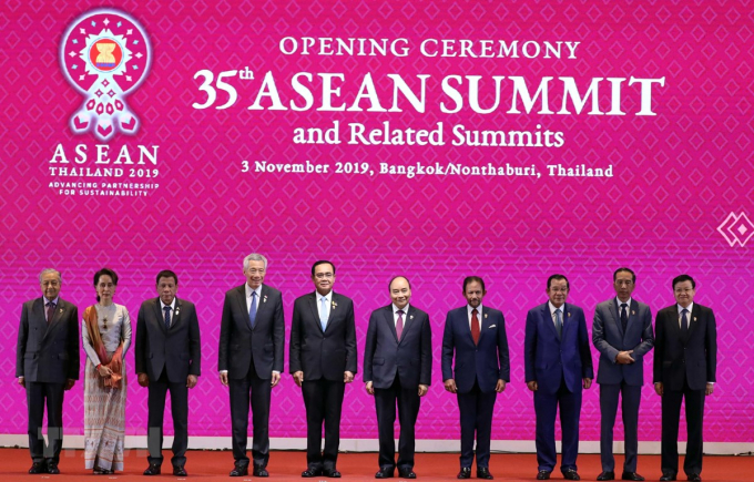 Thủ tướng Nguyễn Xuân Phúc và Trưởng đoàn các nước ASEAN chụp ảnh chung tại lễ khai mạc. (Ảnh: Thống Nhất/TTXVN)