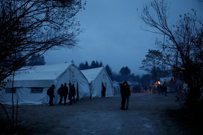   Vào tháng 6, nhà chức trách ở Bihac, một thị trấn vùng tây bắc Bosnia đã di chuyển những người dân nhập cư đang ở tạm bợ quanh đó đến trại Vucjack – một khu vực cách biên giới Croatia 8km. Nhân viên các tổ chức cứu trợ nhân đạo đã tìm đến Vucjkac và nỗ lực ổn định chỗ ở cho những người tị nạn ở đây khi thời tiết đang ngày một lạnh hơn.  