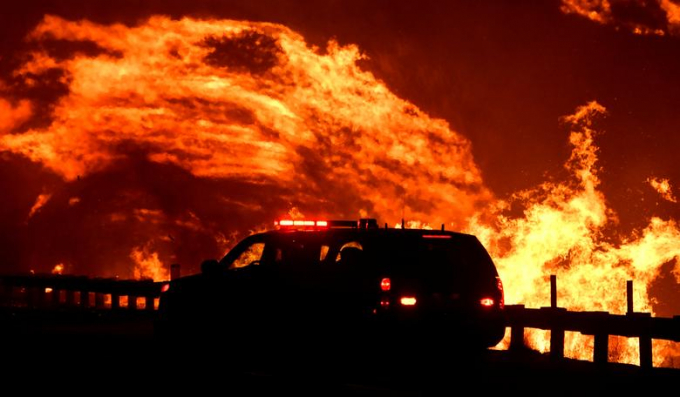   Gió lớn khiến các đám cháy rừng lan ra khắp Bắc Los Angeles, California (Mỹ). Ảnh chụp ngày 25/10/Ảnh: Gene Blevins  